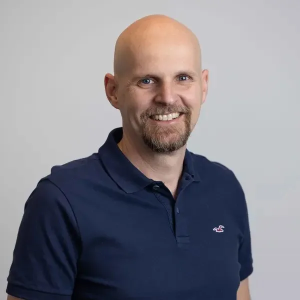 Porträt von Christian Kröll im dunkelblauen Poloshirt